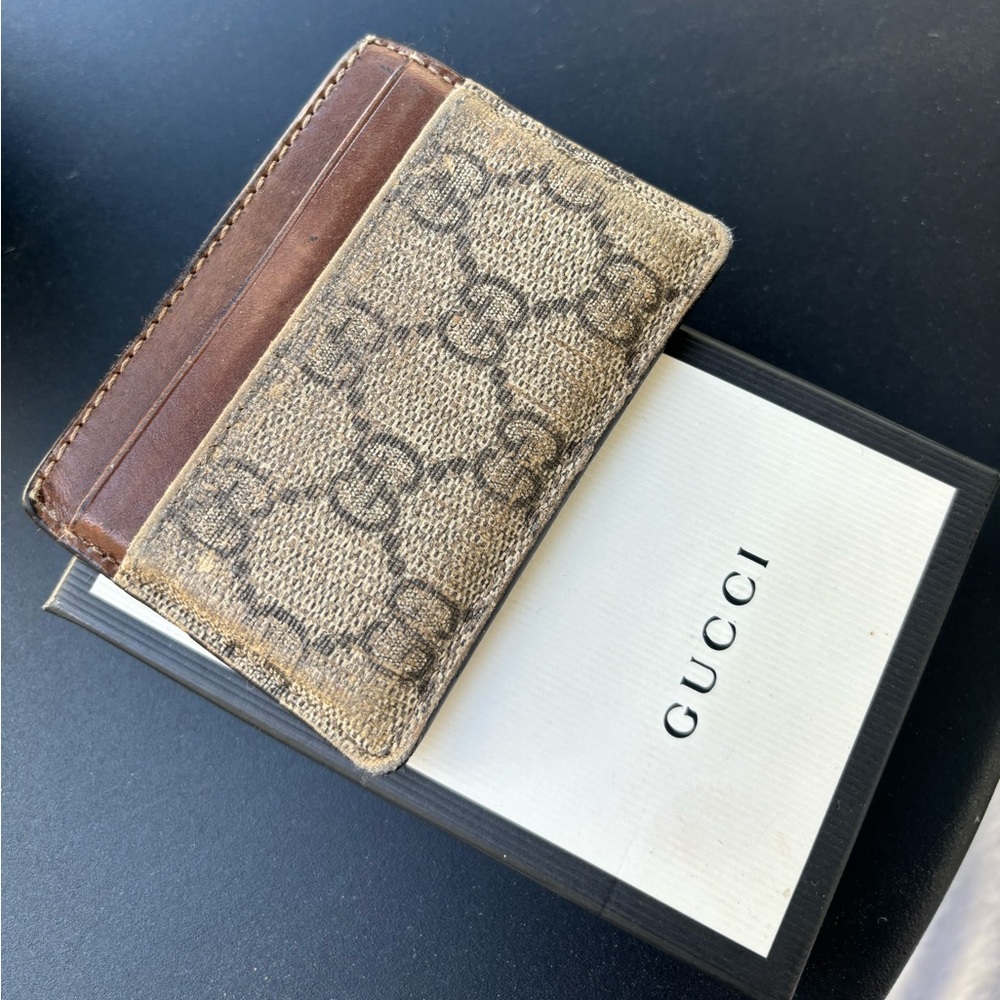 GUCCI CARD CASE WITH GG DETAIL